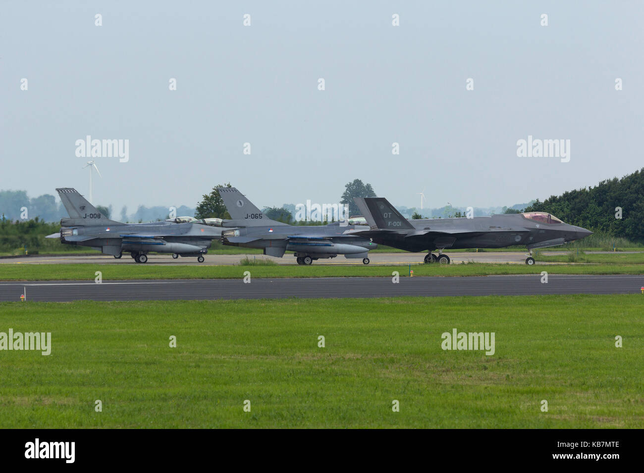 F-35 e quattro F-16's della RNLAF preparando per una missione Foto Stock