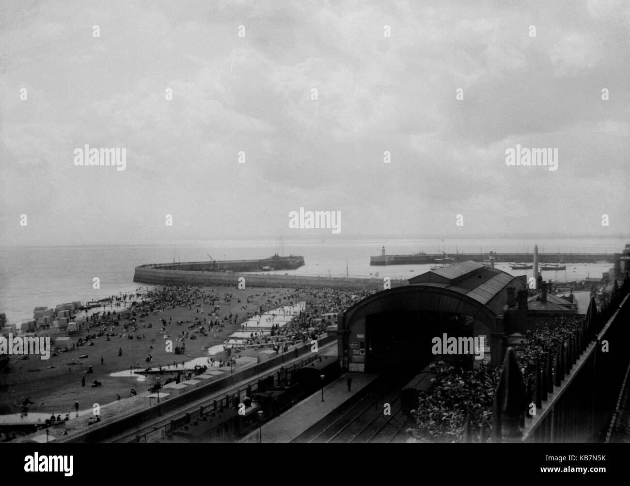 AJAXNETPHOTO. 1903. RAMSGATE, INGHILTERRA. - VISTA SULLA STAZIONE FERROVIARIA, SULLA SPIAGGIA E SUL PORTO DALLA SCOGLIERA ORIENTALE. PHOTOGRAPHER:UNKNOWN © DIGITAL IMAGE COPYRIGHT AJAX VINTAGE PICTURE LIBRARY SOURCE: AJAX VINTAGE PICTURE LIBRARY COLLECTION REF:AVL 1273 Foto Stock