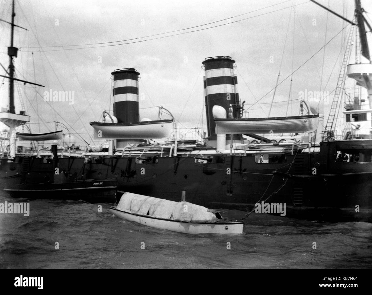 AJAXNETPHOTO. 1903. PORTSMOUTH, Inghilterra. - Giappone incrociatore da battaglia visita - CLOSE UP MIDSHIPS SEZIONE DEL GIAPPONESE CRUISER ASAMA, pistole, BARCHE E VAPORE PICKET LANCIO. fotografo:sconosciuto © IMMAGINE DIGITALE COPYRIGHT VINTAGE AJAX Picture Library Fonte: AJAX FOTO VINTAGE COLLEZIONE REF:AVL 0773 Foto Stock