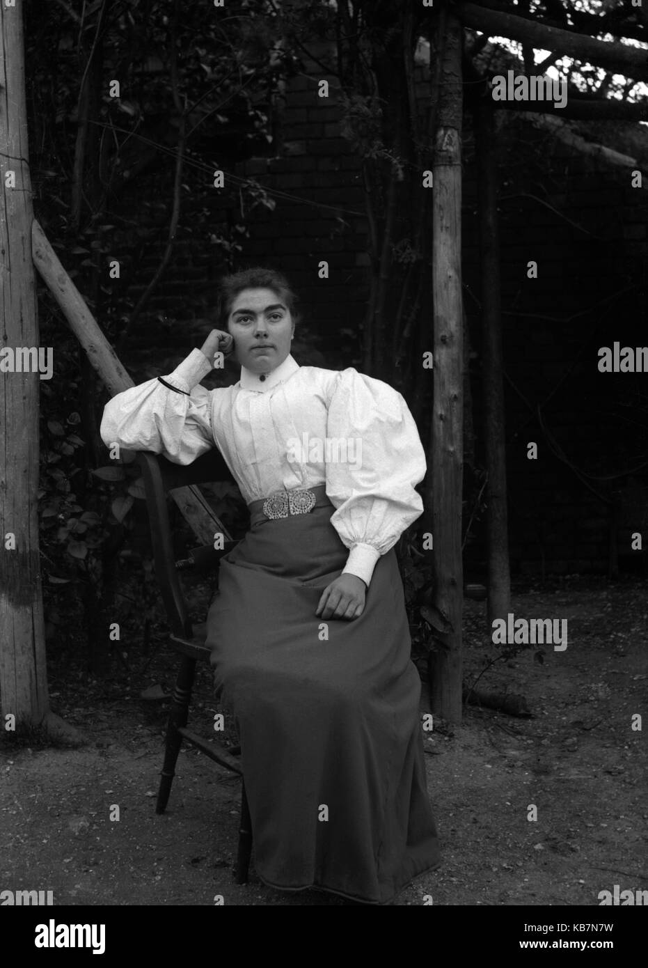 AJAXNETPHOTO. 1890 - 1914 (circa). Posizione sconosciuta. Donna seduta che indossa un lungo mantello e Puffy camicetta in posa per la telecamera. fotografo:sconosciuto © IMMAGINE DIGITALE COPYRIGHT VINTAGE AJAX Picture Library Fonte: AJAX FOTO VINTAGE COLLEZIONE REF: AVL 172109 5 Foto Stock