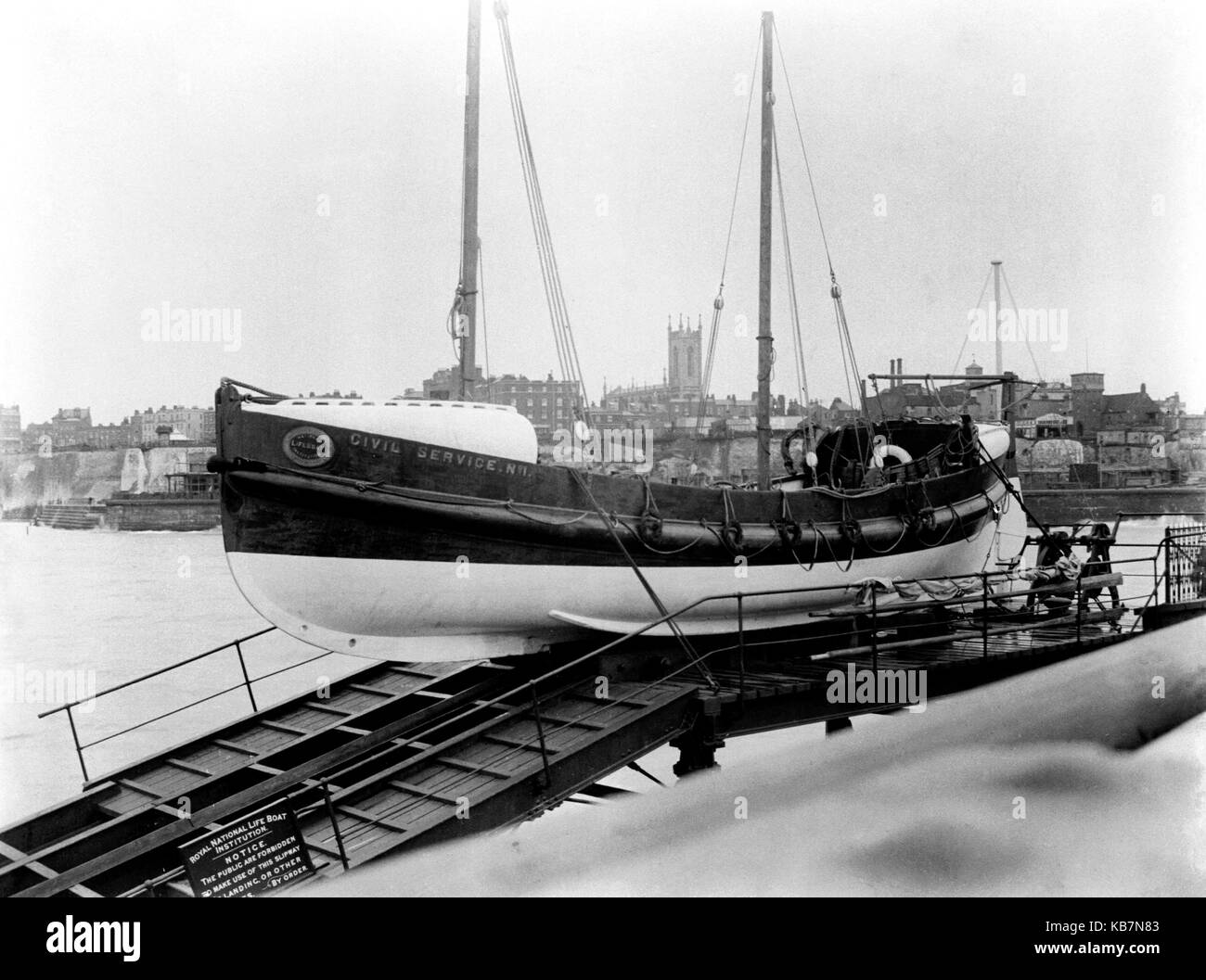 AJAXNETPHOTO. 1903. MARGATE, Inghilterra. - Pronto per il lancio - SERVIZIO CIVILE NR 1 scialuppa di salvataggio (su 415) sulla stazione 2 di uno scalo. La barca è entrato in servizio nel 1898, sostituito nel 1925. Fotografo:sconosciuto © IMMAGINE DIGITALE COPYRIGHT VINTAGE AJAX Picture Library Fonte: AJAX FOTO VINTAGE COLLEZIONE REF:AVL 0373 Foto Stock