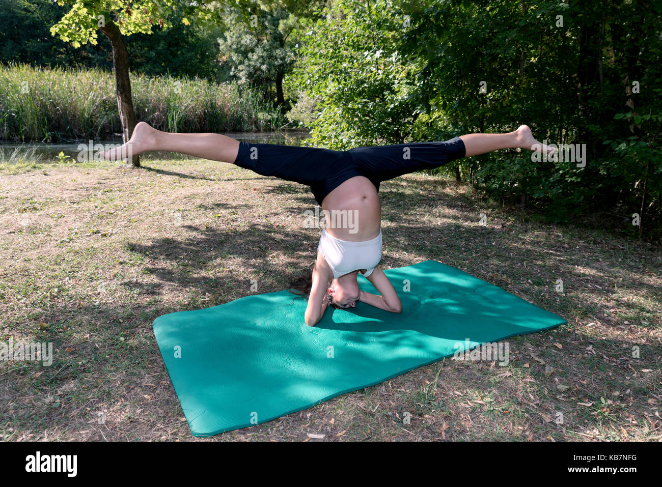Pratica yoga gravidanza pongono split Foto Stock