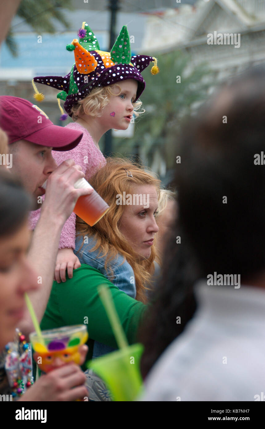New Orleans, Louisiana, Stati Uniti d'America - 2016: una ragazza guarda la sfilata di un corteo durante il Mardi Gras celebrazioni. Foto Stock