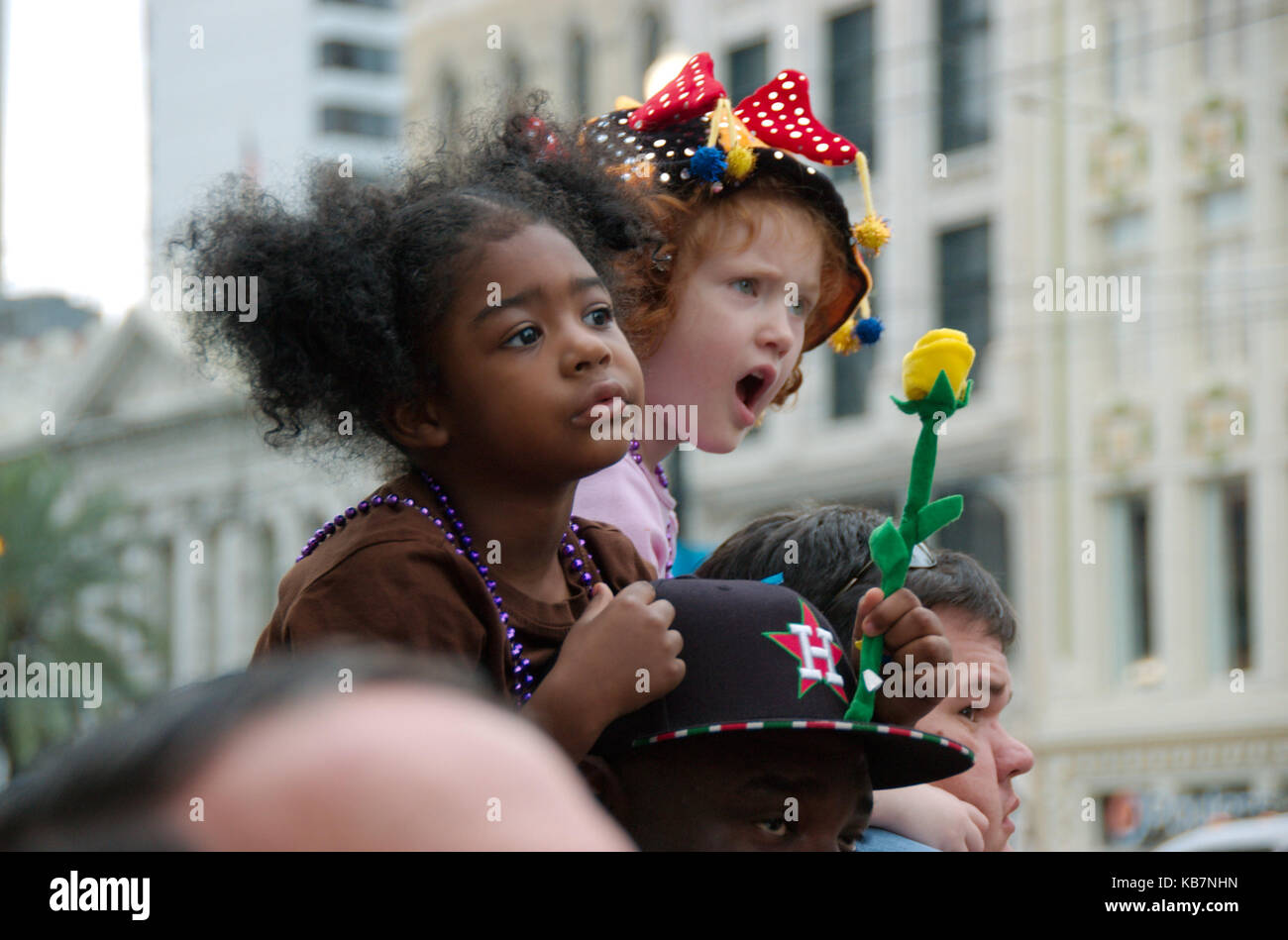 New Orleans, Louisiana, Stati Uniti d'America - 2016: due ragazze watche una parata durante il Mardi Gras celebrazioni. Foto Stock