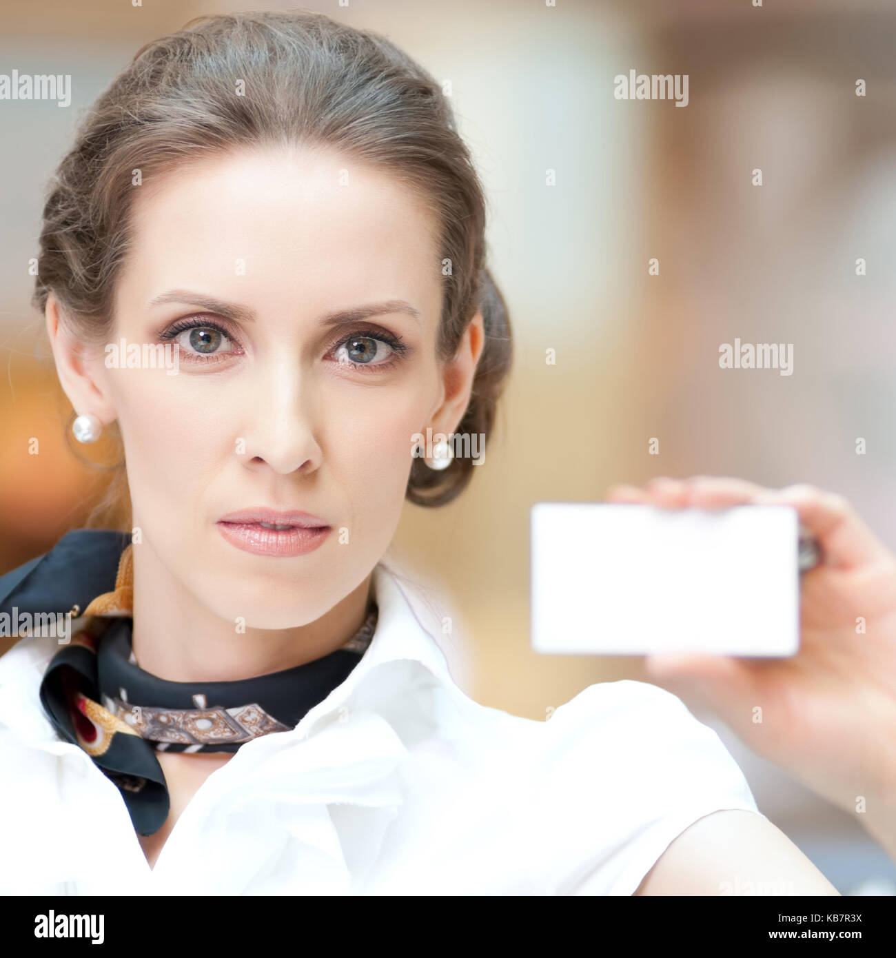 Business donna mostrando il suo blank business card Foto Stock