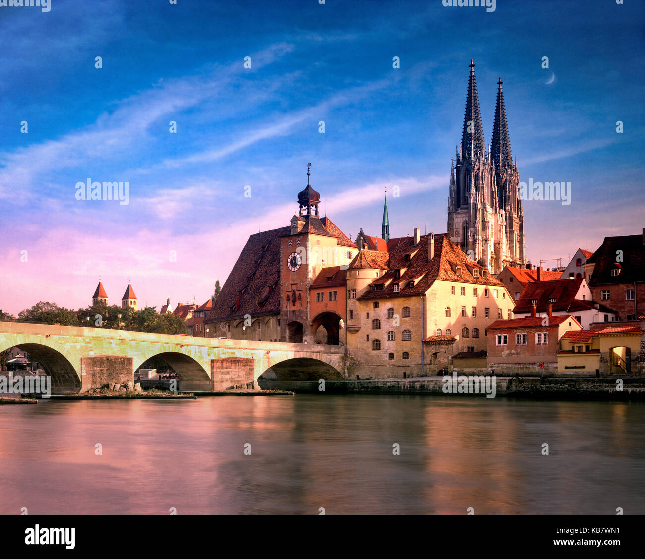 DE - BAVIERA: Cattedrale di San Pietro e Steinerne Bruecke sul Danubio a Ratisbona Foto Stock