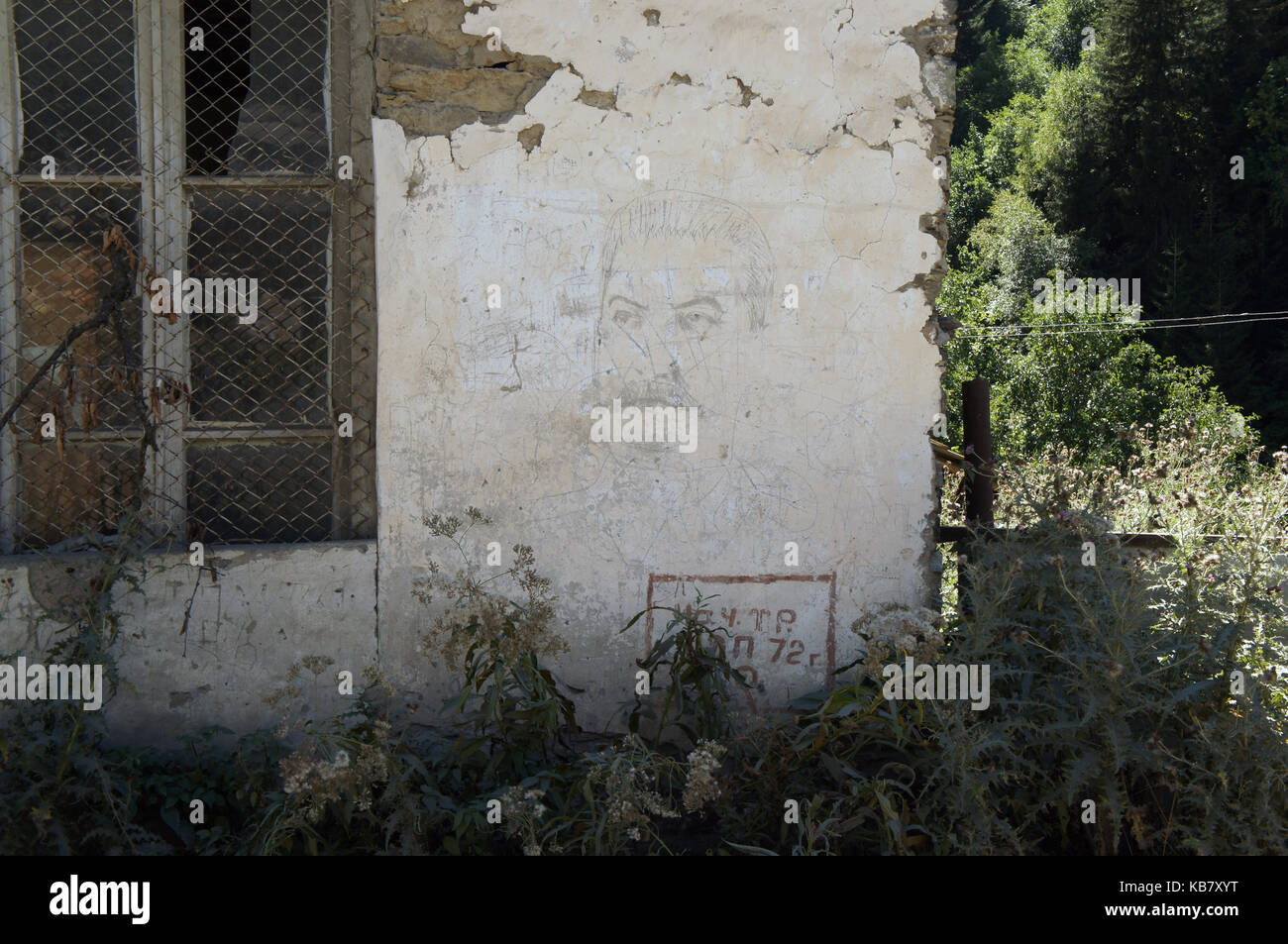 Vecchio stalin ritratto sul muro di una casa abbandonata vicino ushguli, svanetia, georgia Foto Stock