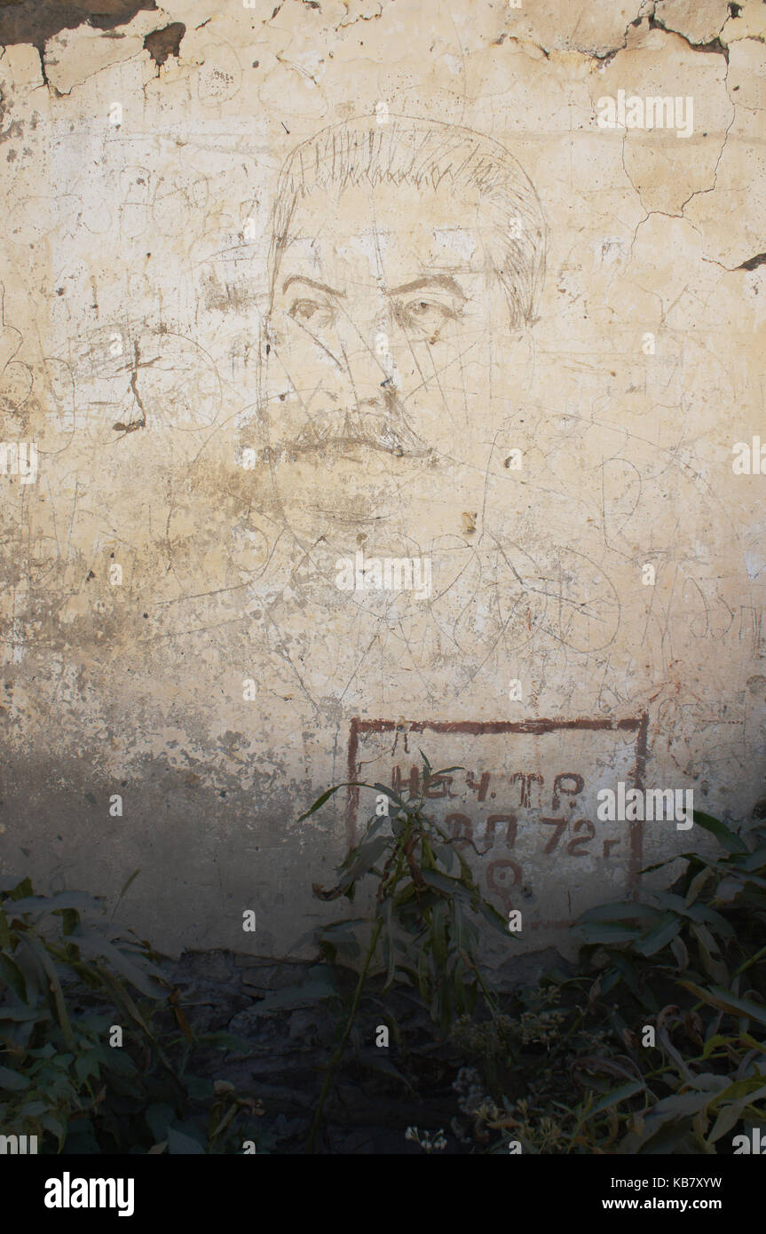 Vecchio stalin ritratto sul muro di una casa abbandonata vicino ushguli, svanetia, georgia Foto Stock