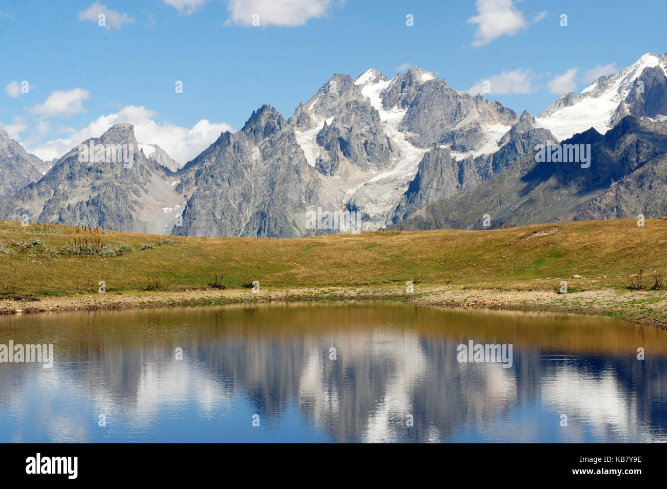 Laghetti di montagna che riflettono cime di ushba in mestia, georgia Foto Stock