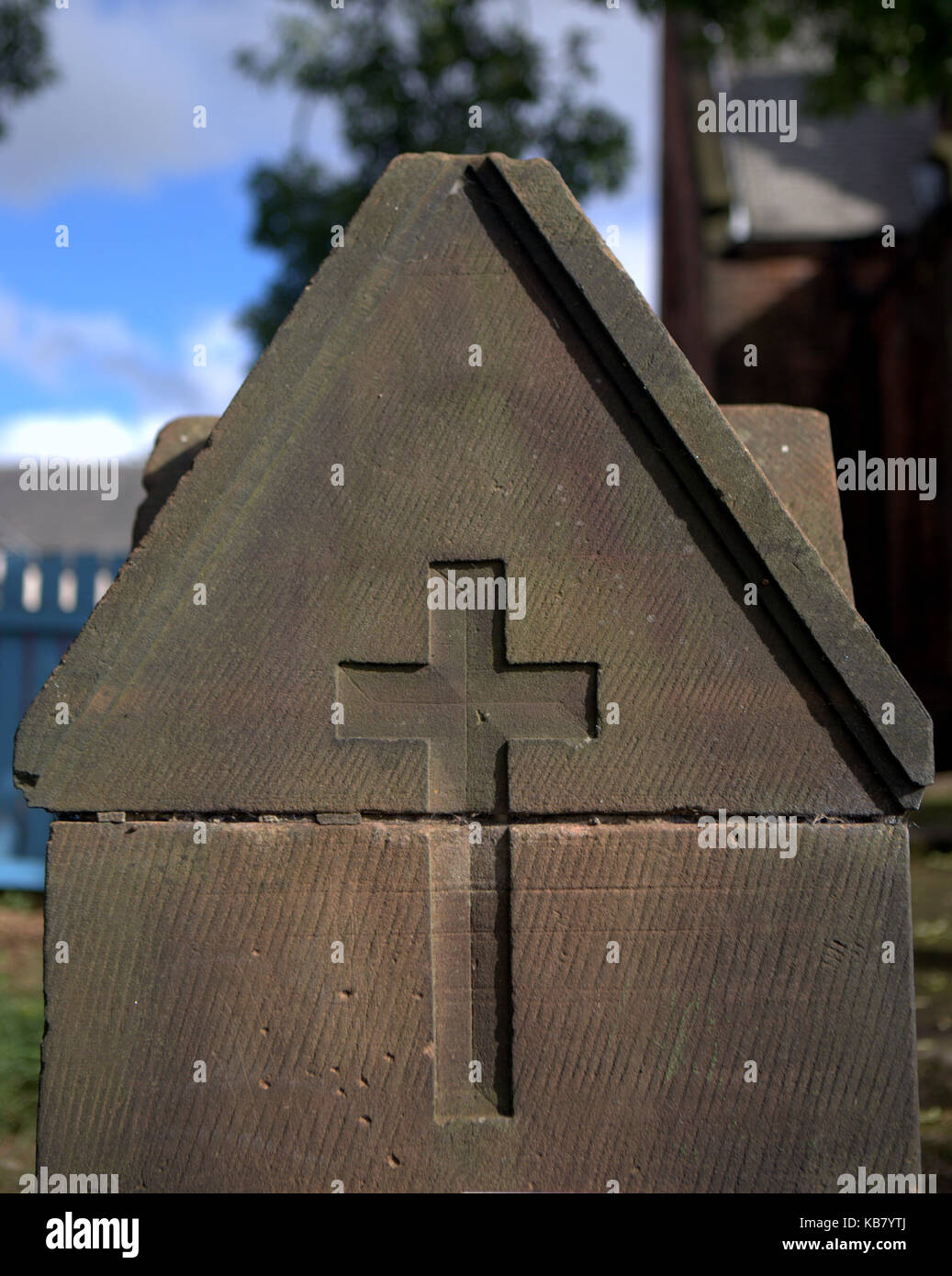 Intagliato croce scolpita in pietra pilastri cancello chiesa Foto Stock