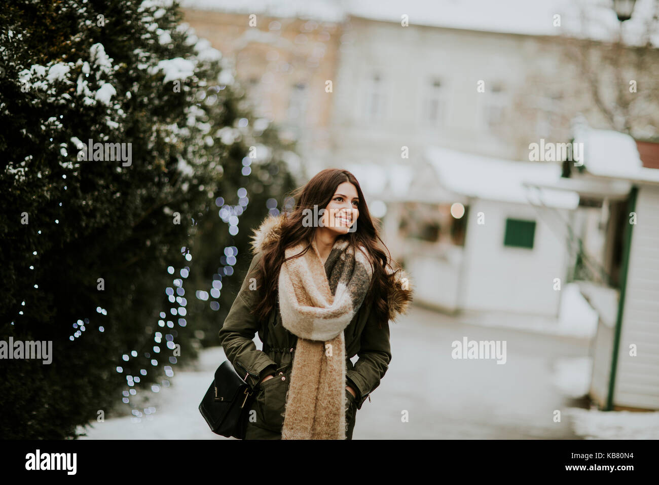 Piuttosto giovane donna in una fredda giornata invernale Foto Stock