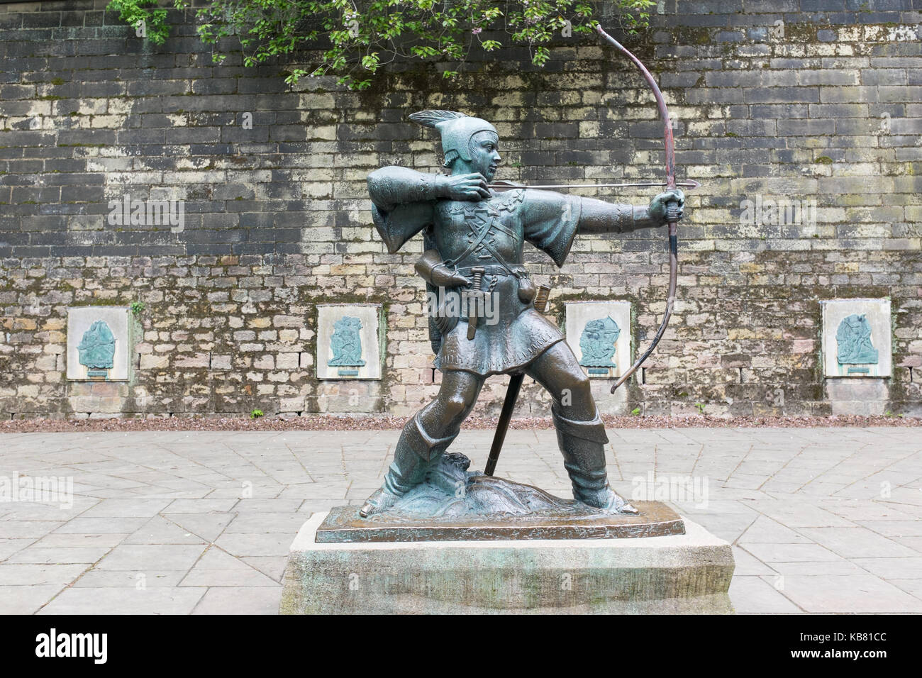 Robin Hood statua al di fuori di Nottingham Castle Foto Stock