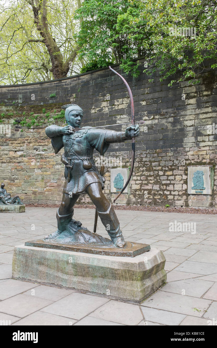 Robin Hood statua al di fuori di Nottingham Castle Foto Stock