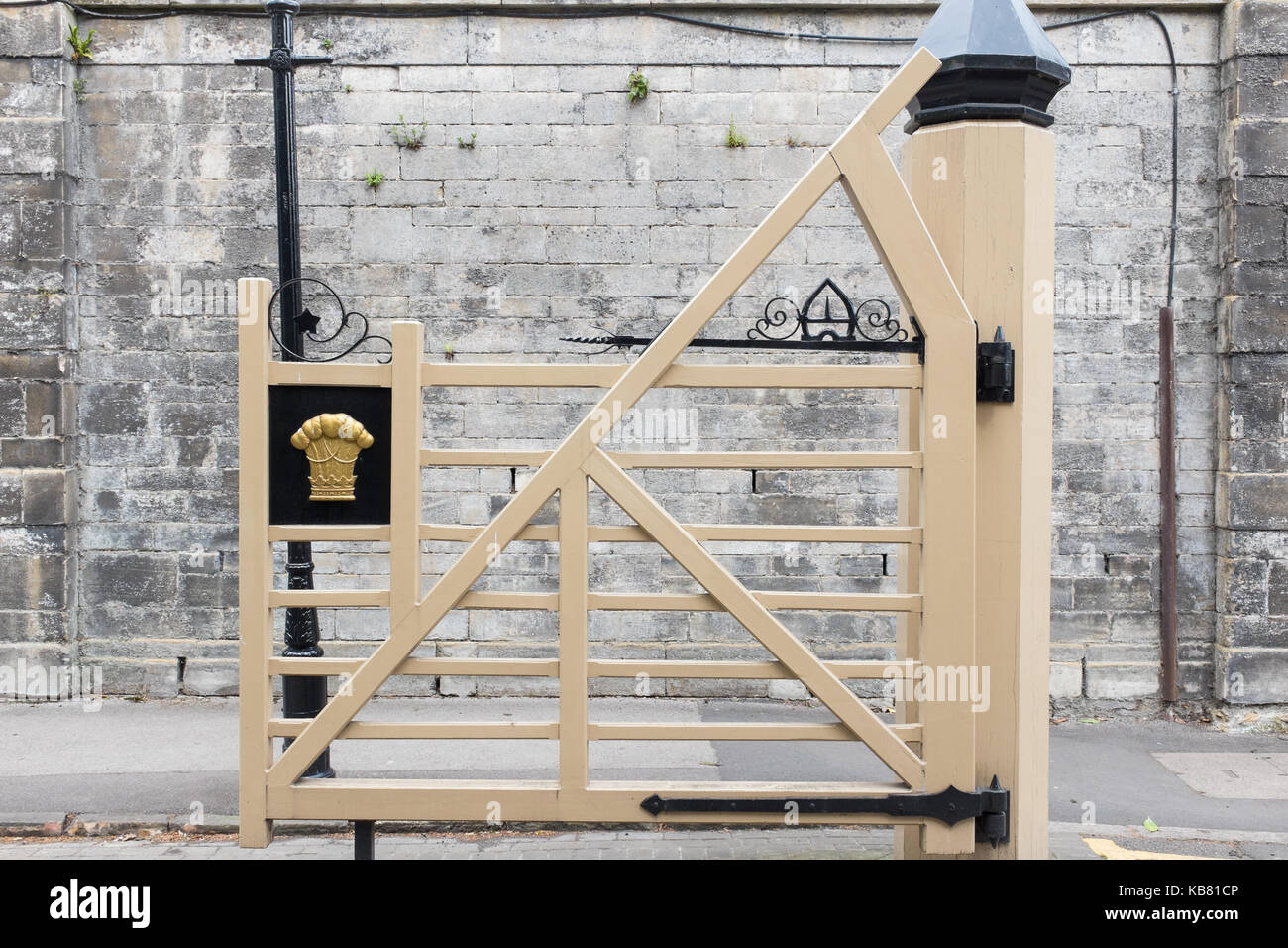 Grande cancello di legno all'ingresso Lenton Road da Nottingham Castle Foto Stock