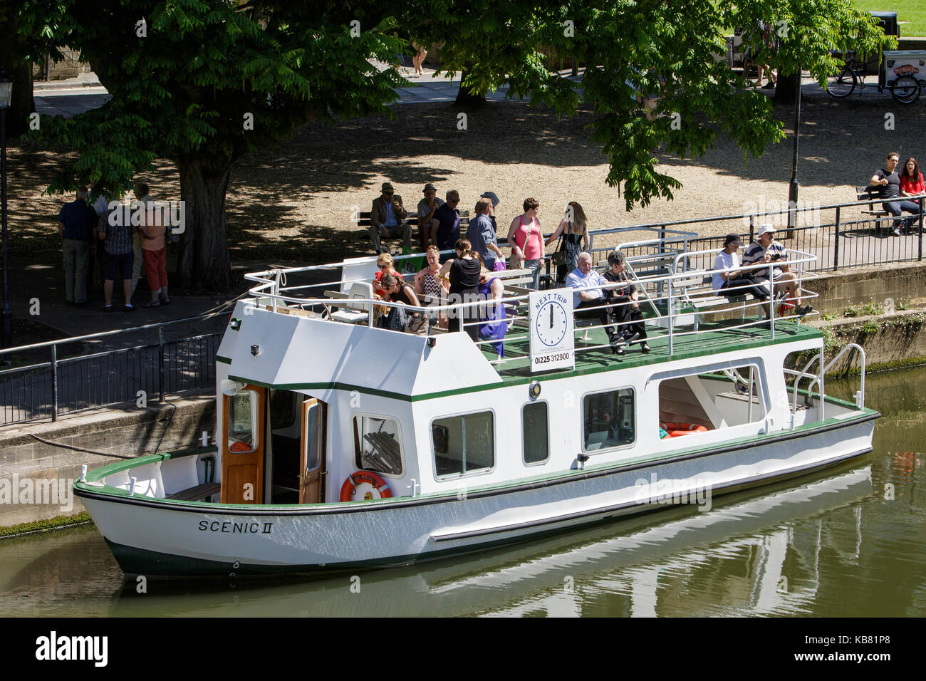 I turisti sono raffigurato seduto in una gita sul fiume in barca di crociera che si prepara per la partenza e il viaggio lungo il fiume Avon a bath somerset England Regno Unito Foto Stock