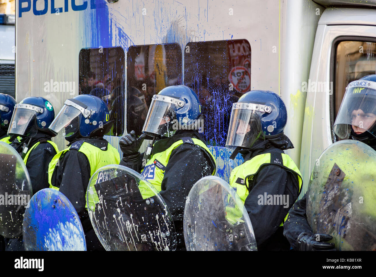 Metropolitan riot gli ufficiali di polizia che trasportano protezioni proteggono le case del Parlamento durante le proteste degli studenti contro le tasse di iscrizione Londra 9/12/2010 Foto Stock