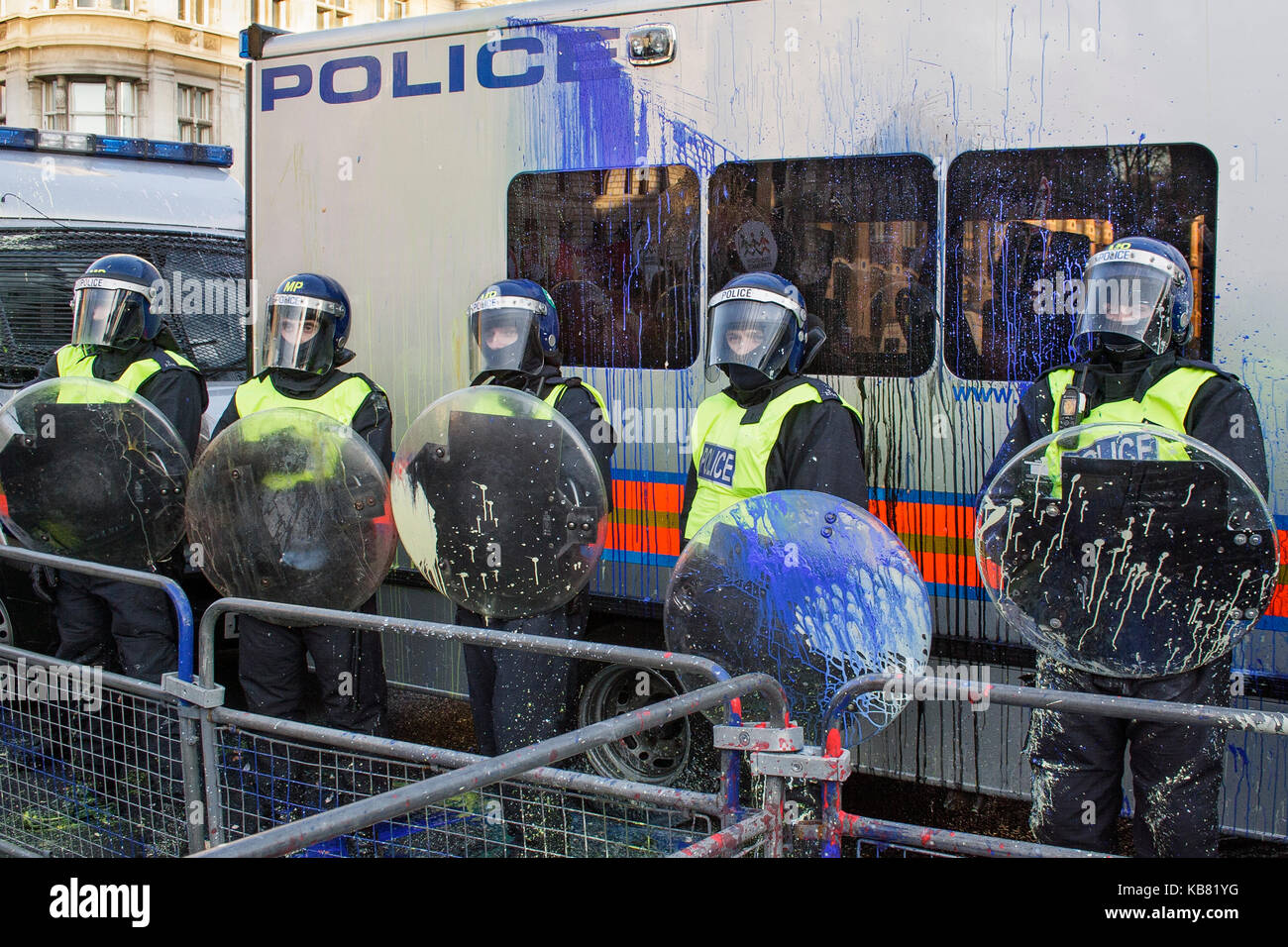 Metropolitan riot gli ufficiali di polizia che trasportano protezioni proteggono le case del Parlamento durante le proteste degli studenti contro le tasse di iscrizione Londra 9/12/2010 Foto Stock