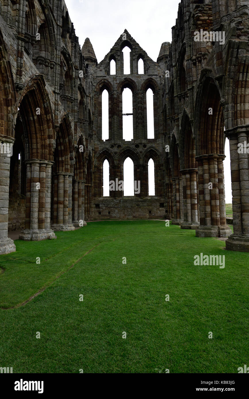 Whitby Abbey era un settimo secolo monastero cristiano che più tardi divenne una abbazia benedettina. Questa immagine è di una sezione della abbazia ora rovina. Foto Stock