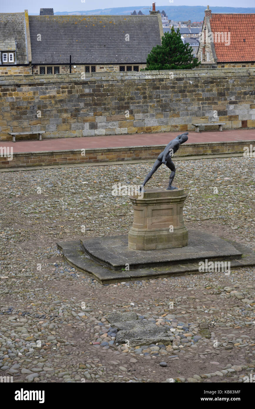 Whitby Abbey era un settimo secolo monastero cristiano che più tardi divenne una abbazia benedettina. Questa immagine è di una sezione della abbazia ora rovina. Foto Stock