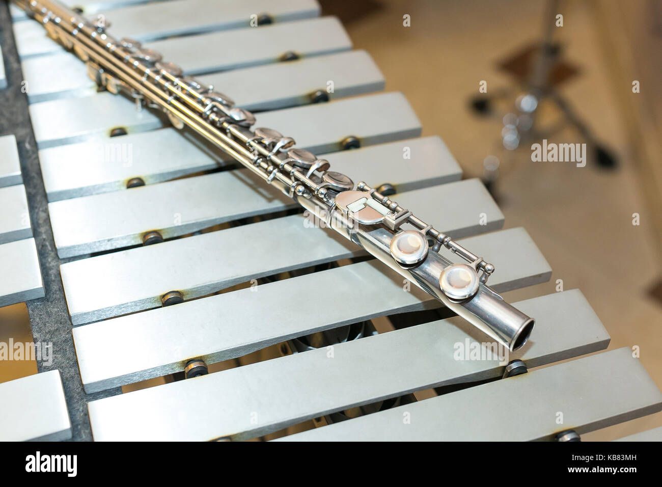 Sinfonica e banda di ottoni, percussioni e strumenti a fiato concetto - bella closeup su western concerto per flauto giace su xilofono barre di colore beige, militare, Foto Stock