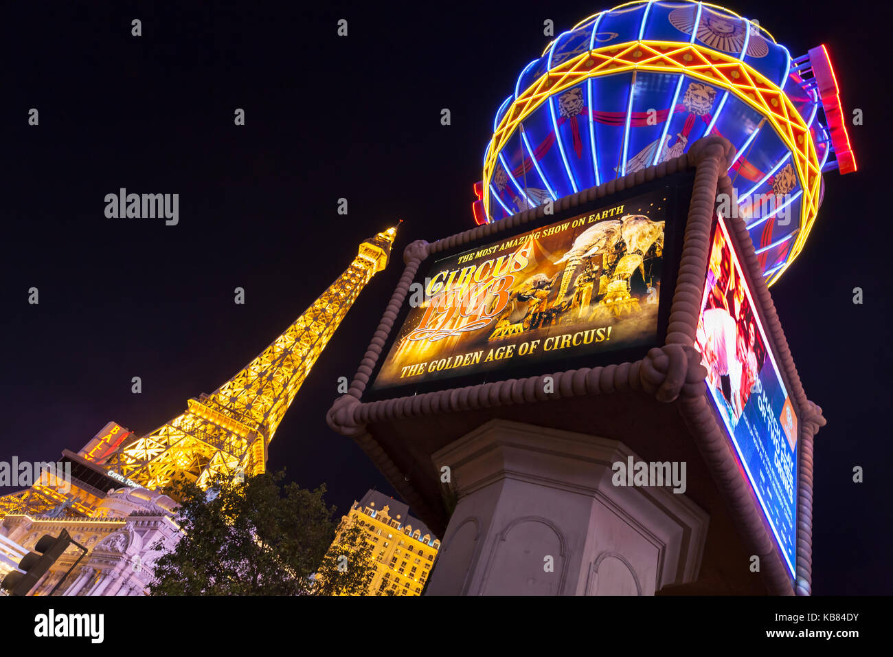 Una vista notturna del Paris Las Vegas su Las Vegas Blvd a Las Vegas, Nevada. Foto Stock