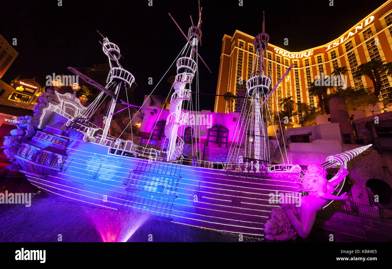 Una vista notturna di Treasure Island Hotel e Casino di Las Vegas Blvd a Las Vegas, Nevada. Foto Stock
