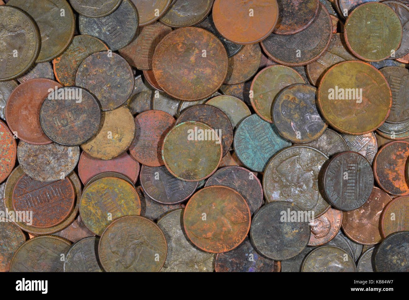 Assortimento di sporco noi monete che si trovano con un rivelatore di metalli. Foto Stock
