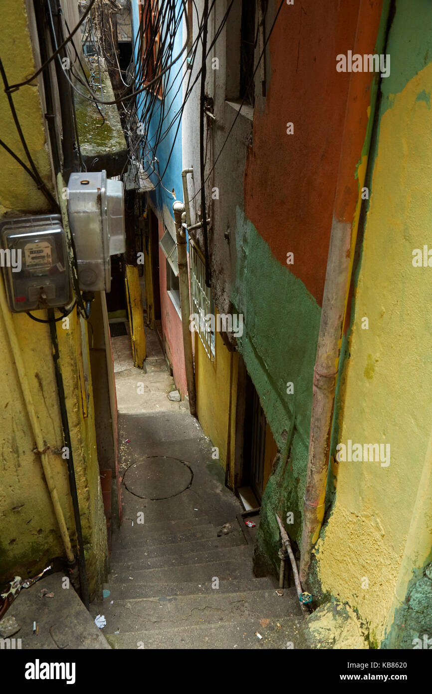Il percorso stretto attraverso rocinha favela (più grande del Brasile favela), Rio de janeiro, Brasile, Sud America Foto Stock