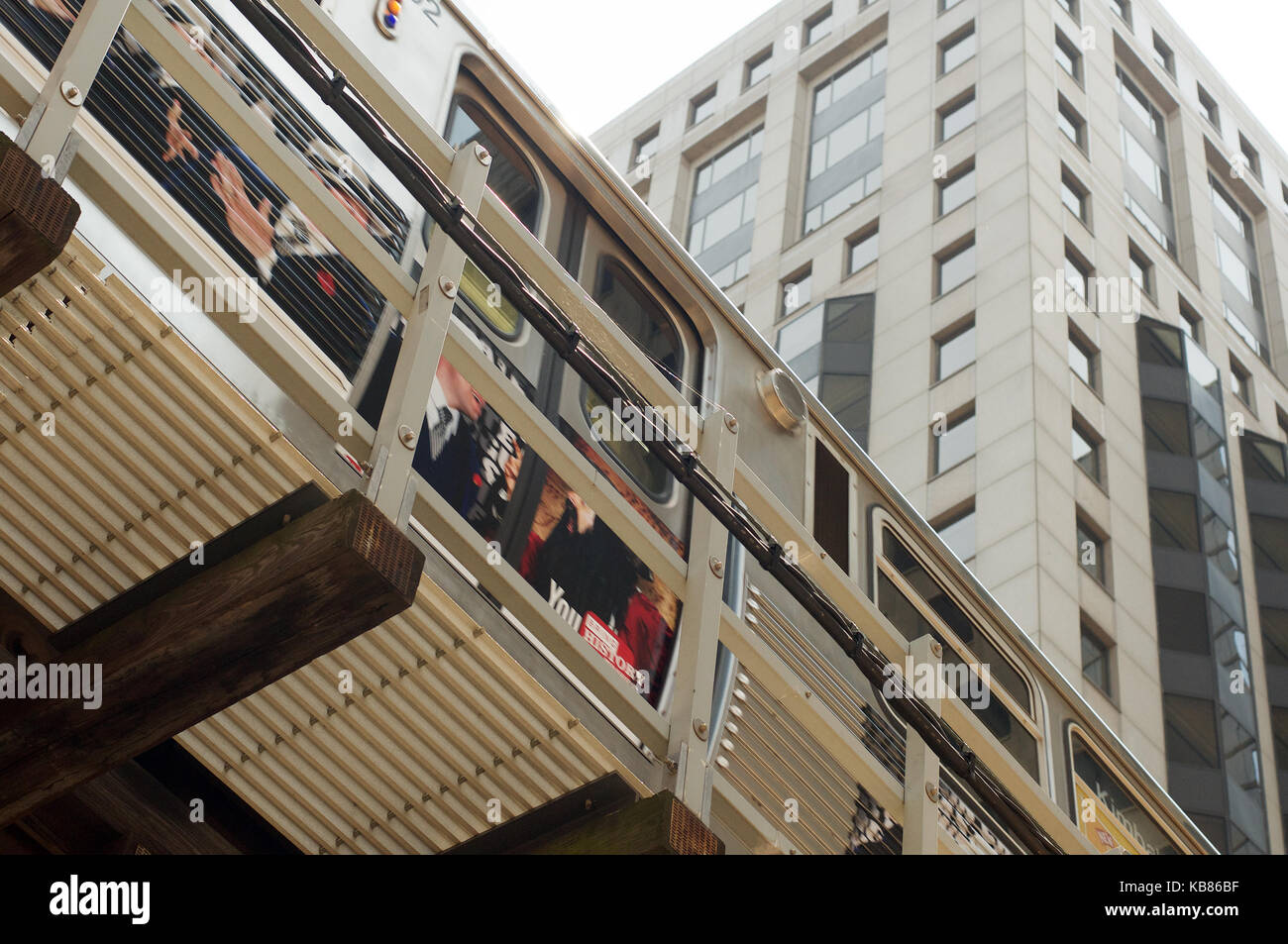 Il treno l - Chicago Transit Authority in Chicago Foto Stock