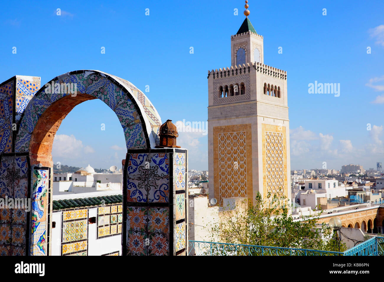 Vista della famosa moschea di Tunisi, Tunisia Foto Stock