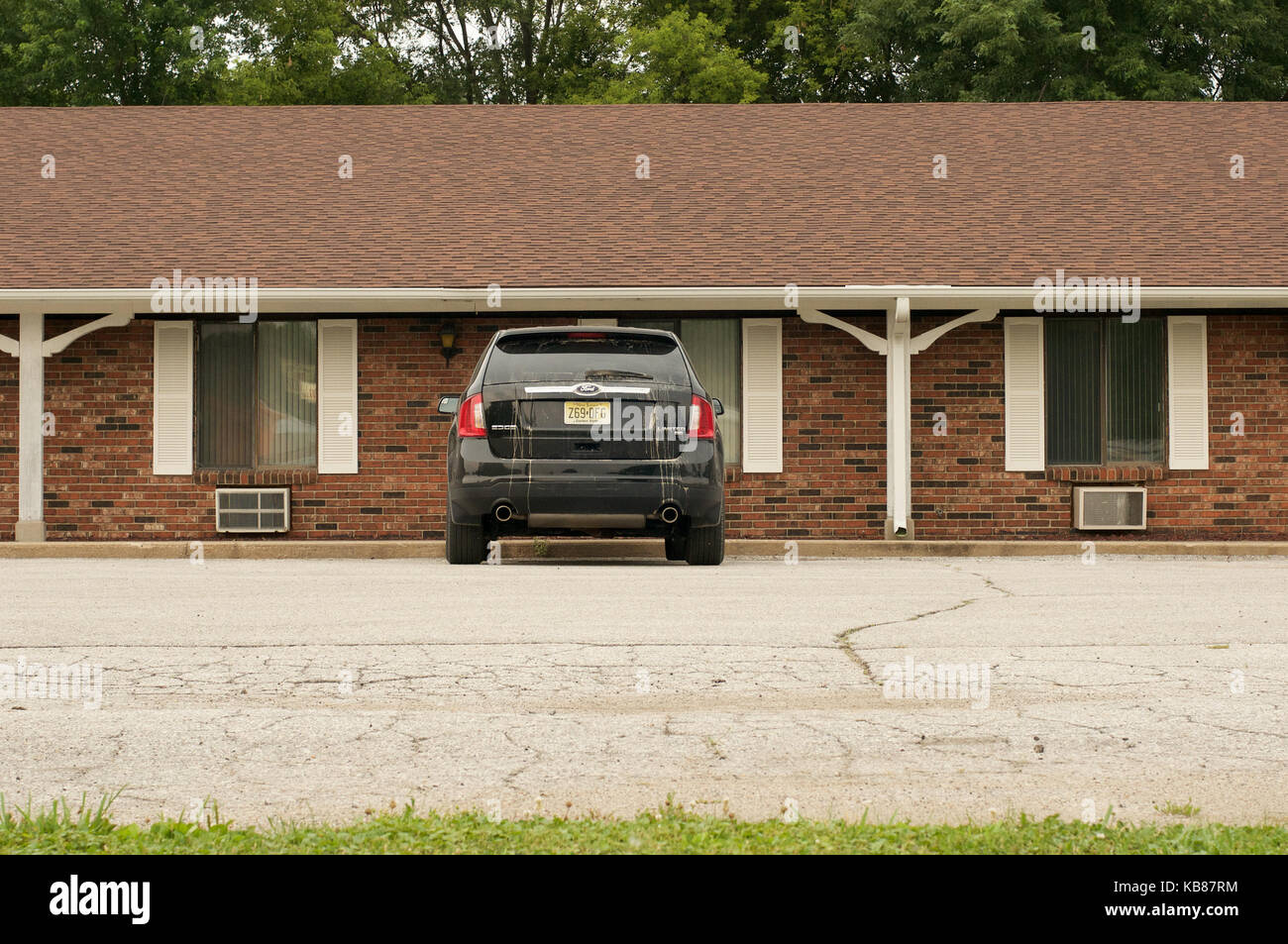 Auto parcheggiate al di fuori di un motel Foto Stock