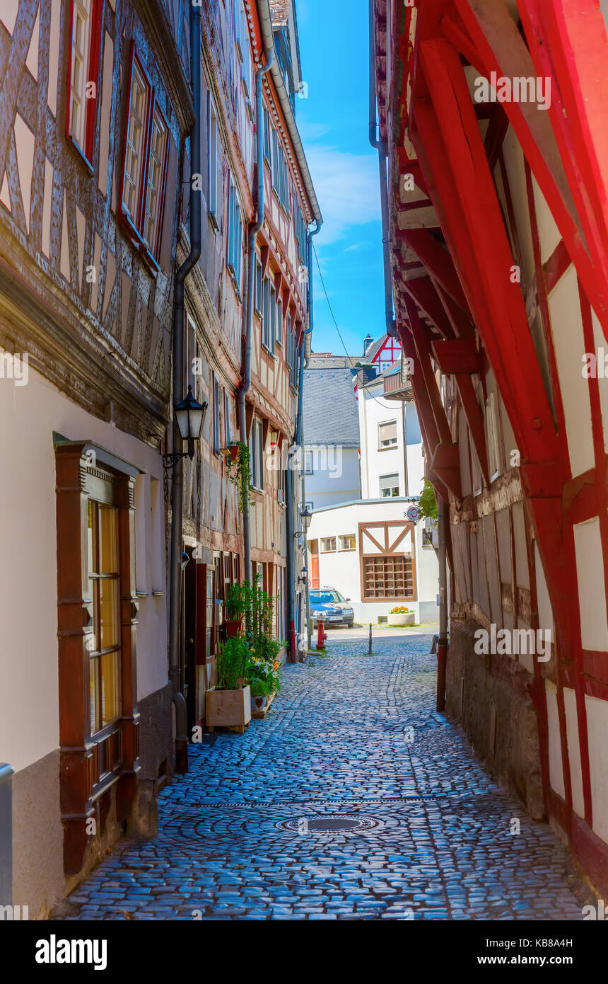 Herborn, Germania - 10 Giugno 2016: pittoresco viale nella città vecchia di Herborn. Herborn è una città storica sul aneto in Hesse, scenic attrazioni inclusa Foto Stock
