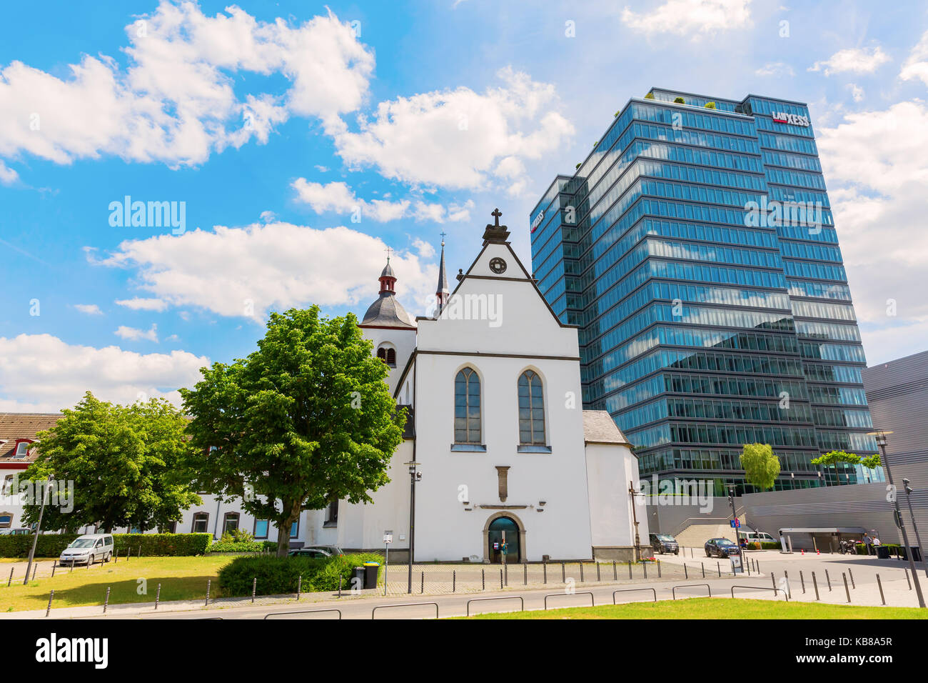 Colonia, Germania - Luglio 03, 2017: chiesa di Alt St. Heribert in Cologne-Deutz accanto a una torre di uffici. Essa è stata fondata nel 1003 sul sito di un forte romano Foto Stock