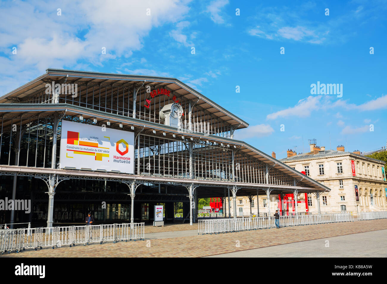 Parigi, Francia - 15 Ottobre 2016: Il Grande Halle de la Villette con persone non identificate, situato all'interno del Parc de la Villette è stato ex uno SLA Foto Stock