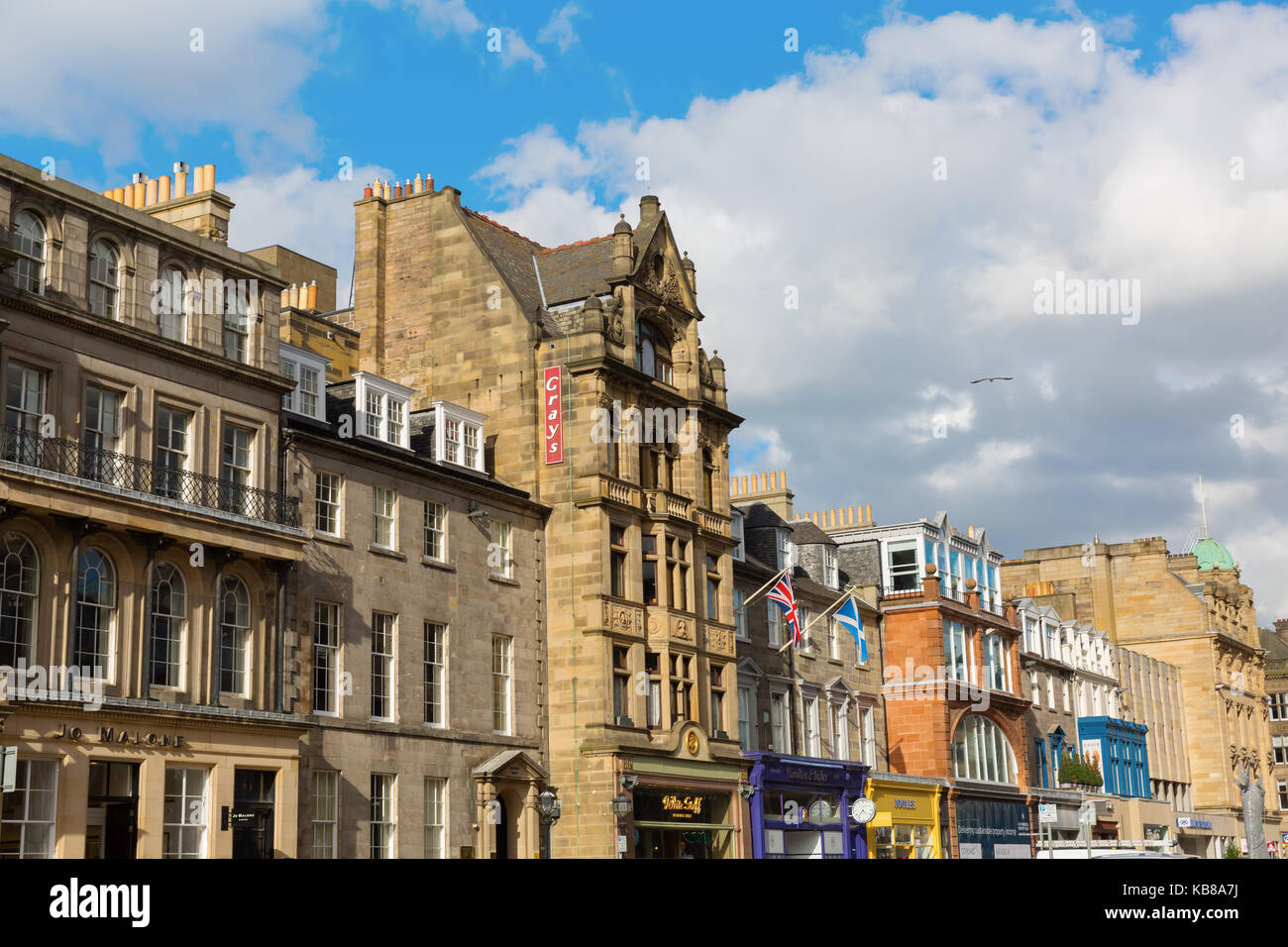 Edimburgo, Scozia - 10 Settembre 2016: vecchia riga buildigns nella città nuova con persone non identificate. La vecchia e la nuova città di Edimburgo sono elencati come Foto Stock