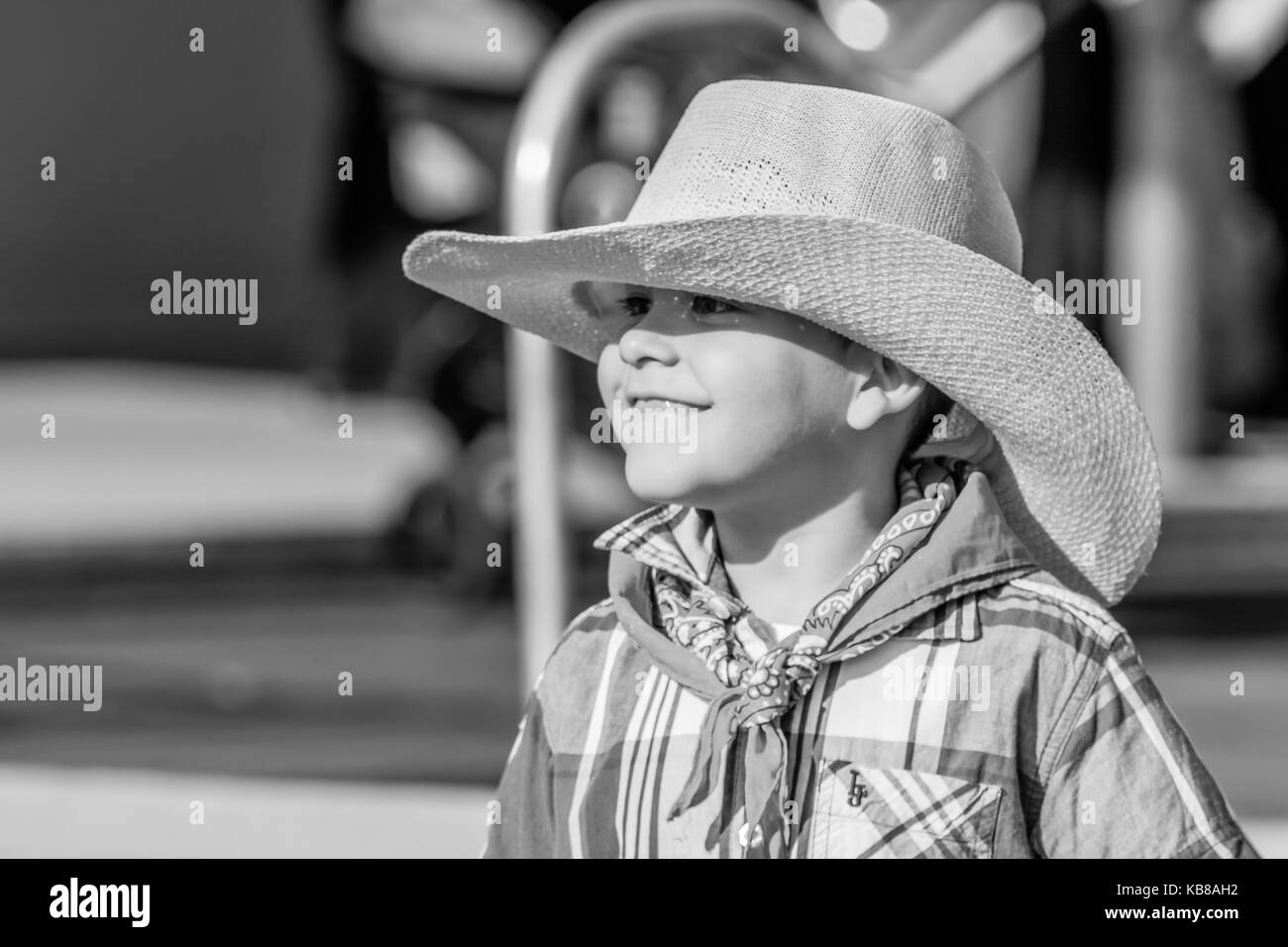 Ragazzo giovane vestito in costumi occidentali sorrisi durante il ritratto shoot Foto Stock