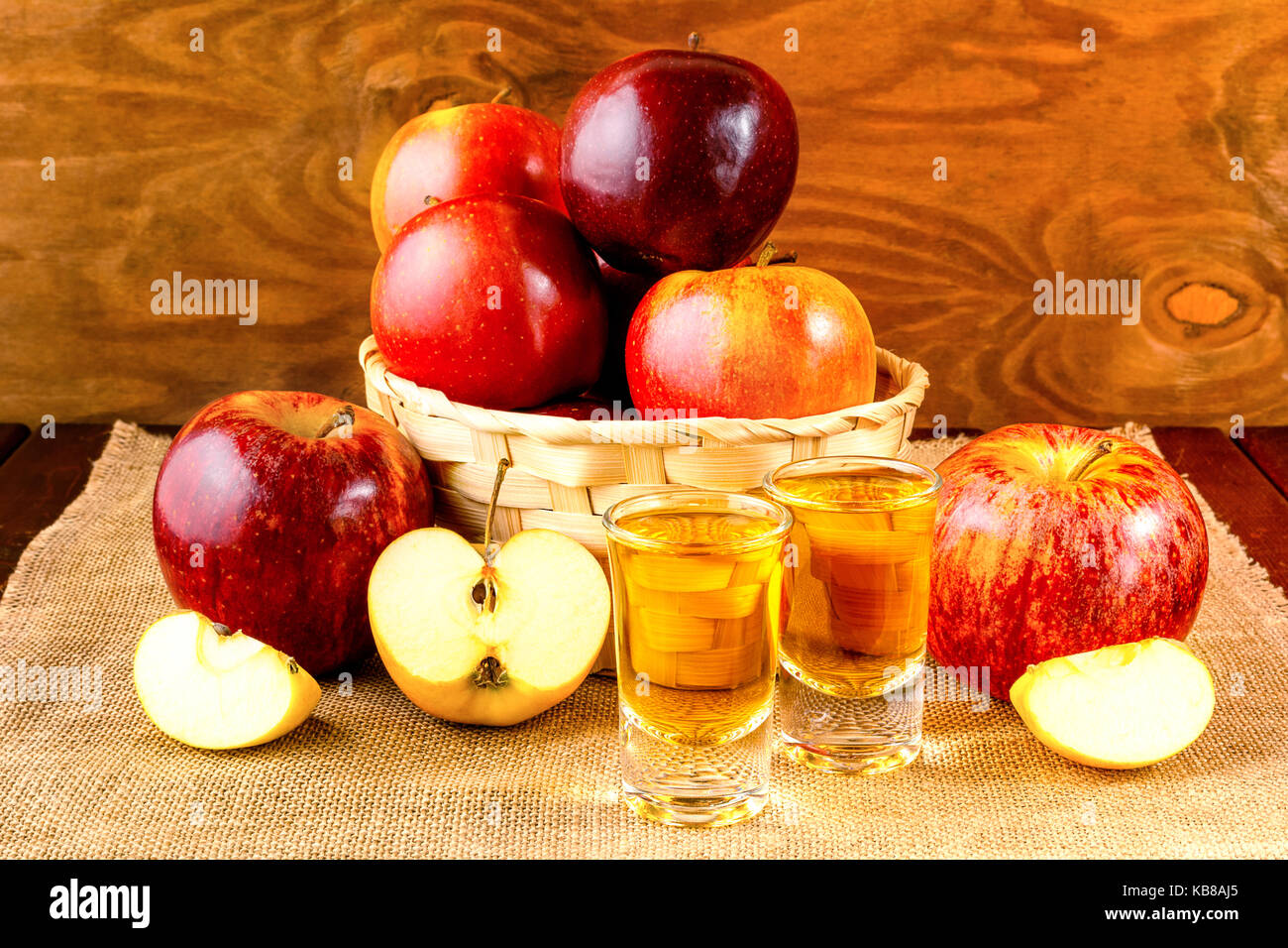 Due grappe bevande e le mele rosse nel cesto di vimini Foto Stock