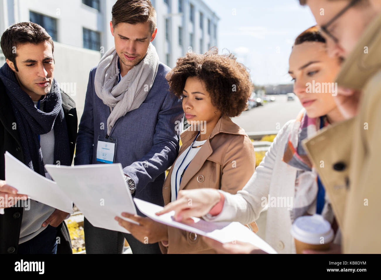 International Business team con documenti in città Foto Stock