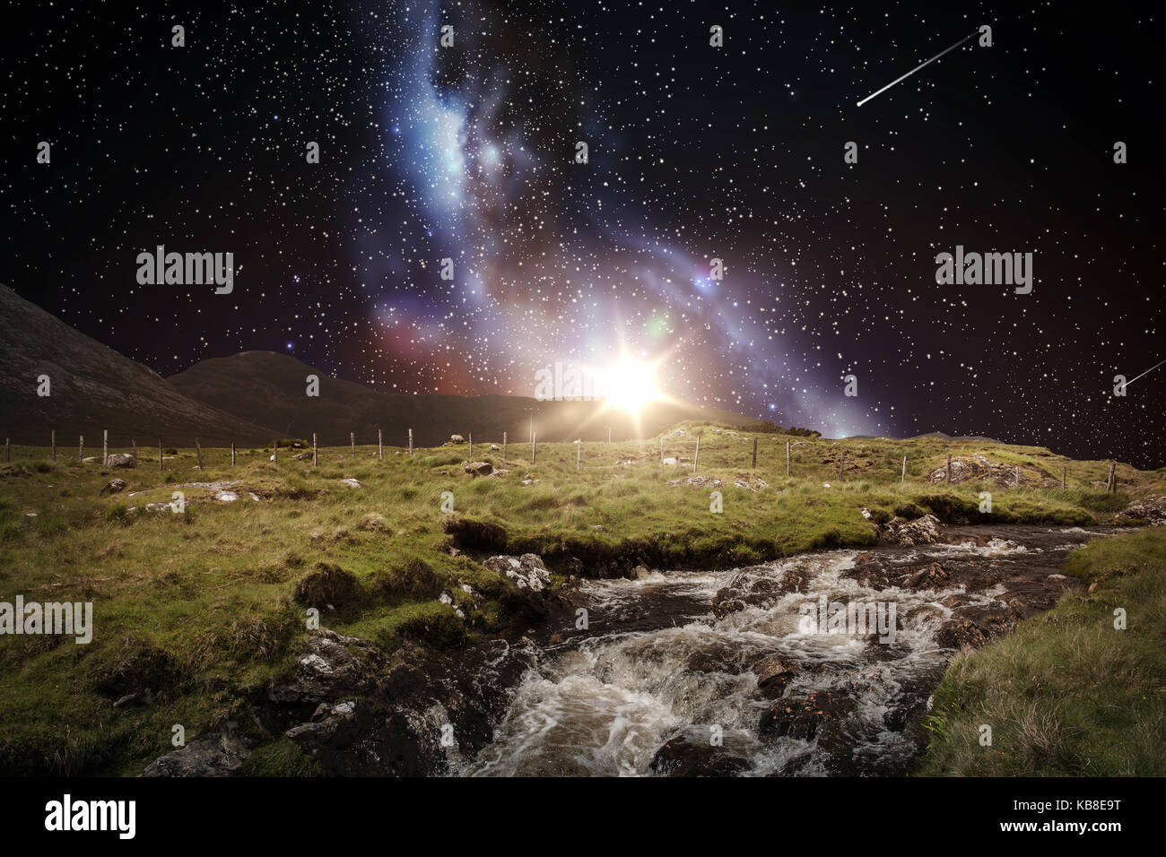 Paesaggio oltre lo spazio e il Galaxy nel cielo notturno Foto Stock