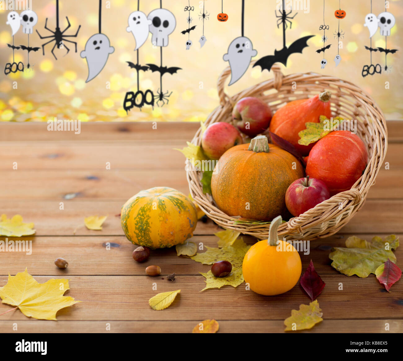 Le zucche nel cestello e Festa di halloween ghirlanda Foto Stock