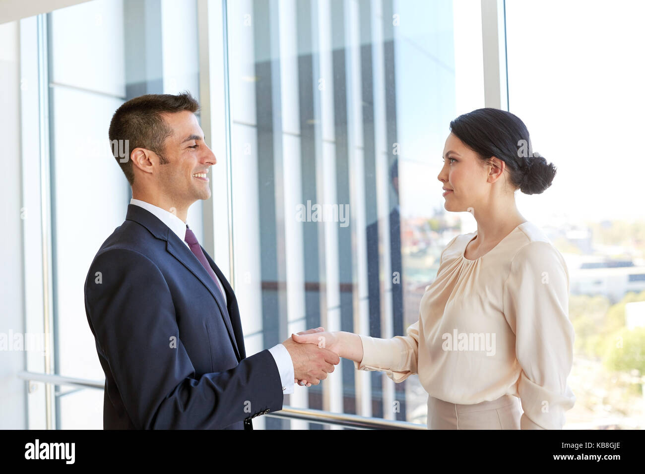 Sorridente la gente di affari si stringono la mano in ufficio Foto Stock