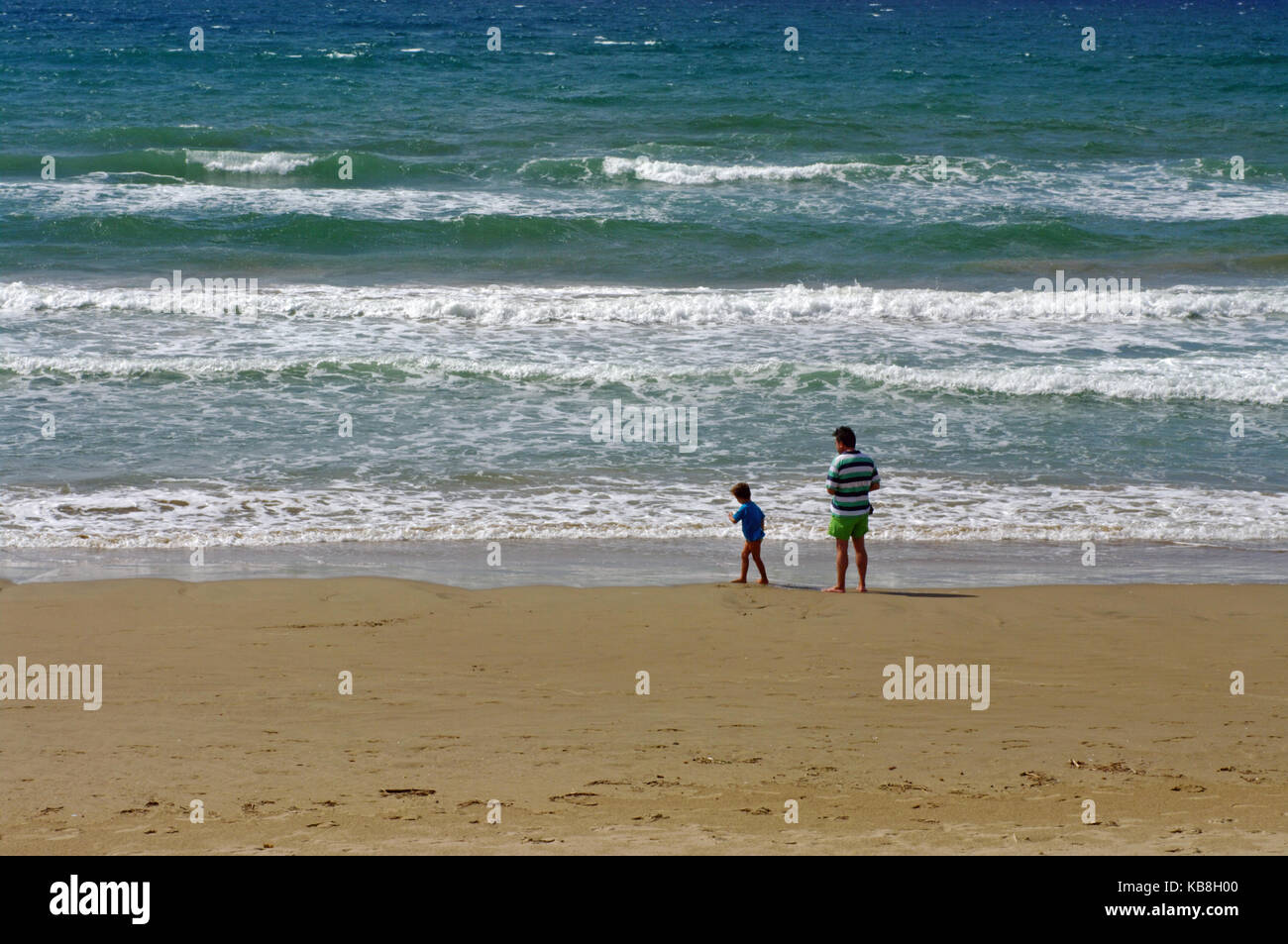 Padre e figlio a fare una passeggiata in riva al mare Foto Stock