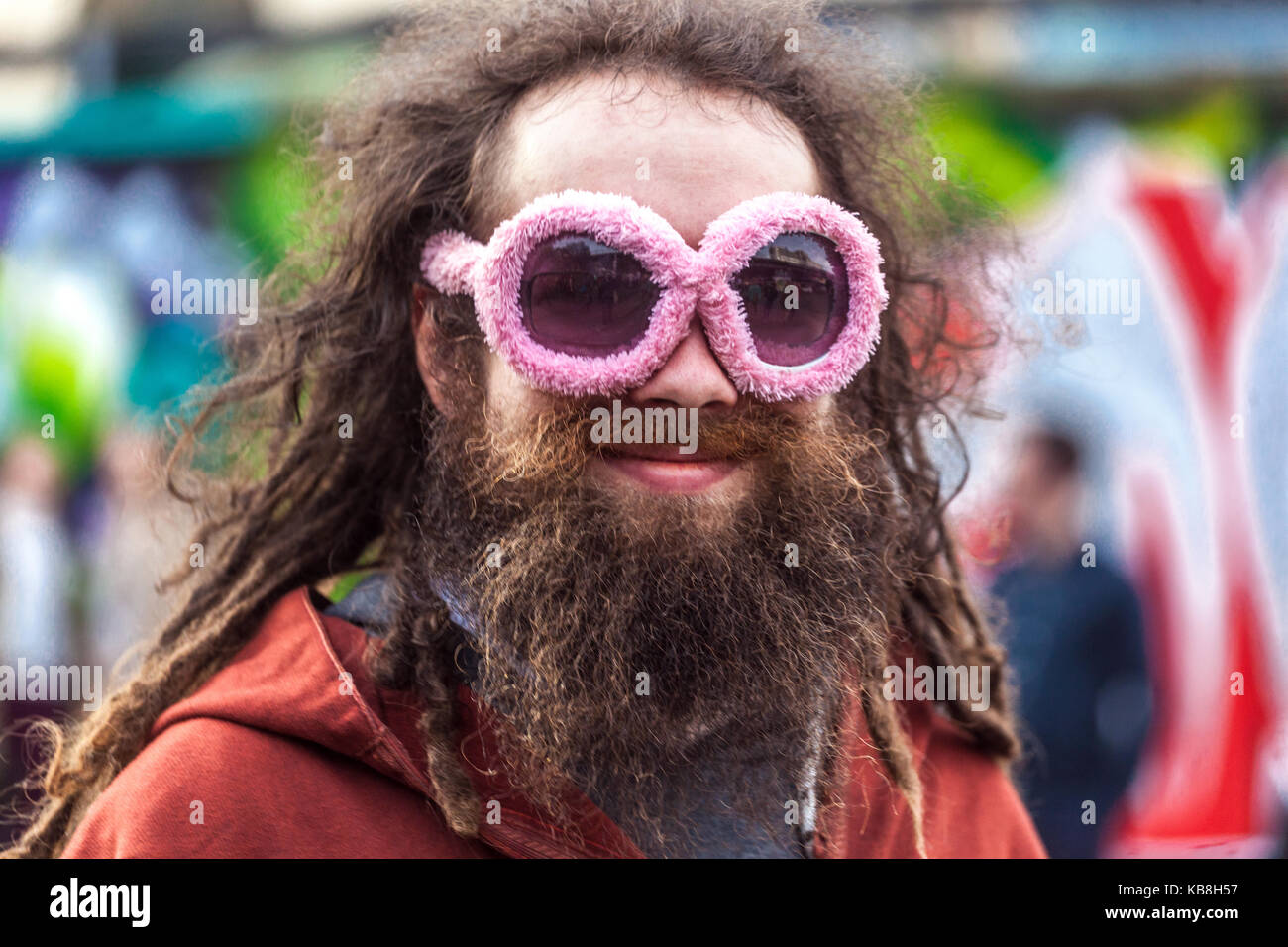Ritratto di un giovane hipster con occhiali da sole rosa barba Praga Repubblica Ceca Millennial Foto Stock