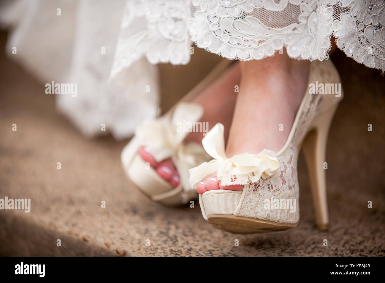 Elegante, semplice e elegante coppia di belle scarpe indossato dalla sposa per essere. Foto Stock