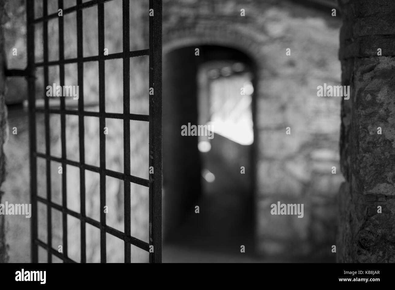 Foto astratte. sala in pietra con un reticolo di ferro. Foto Stock