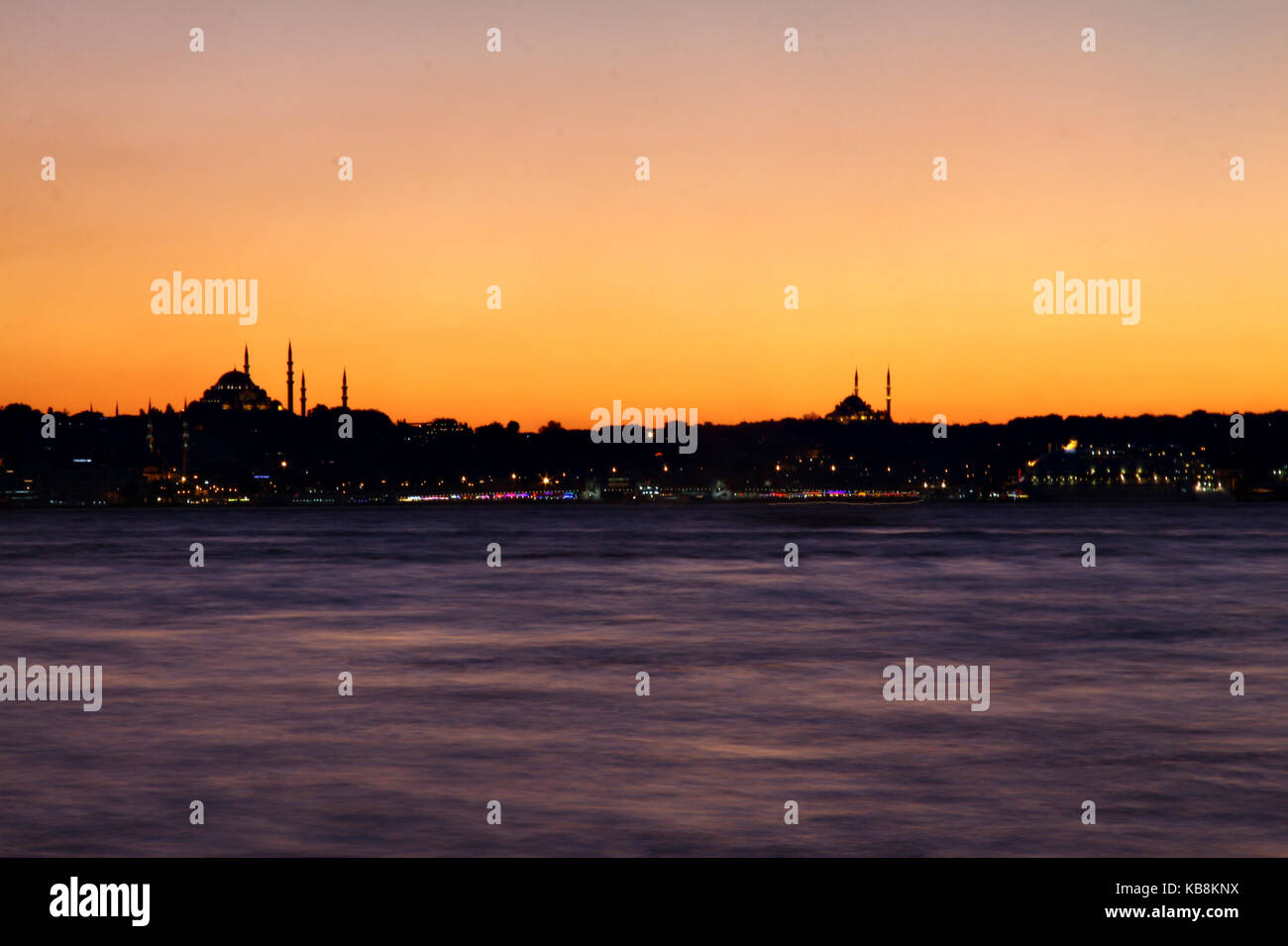 Esposizione a lungo il Bosforo e silhouette di moschee Foto Stock