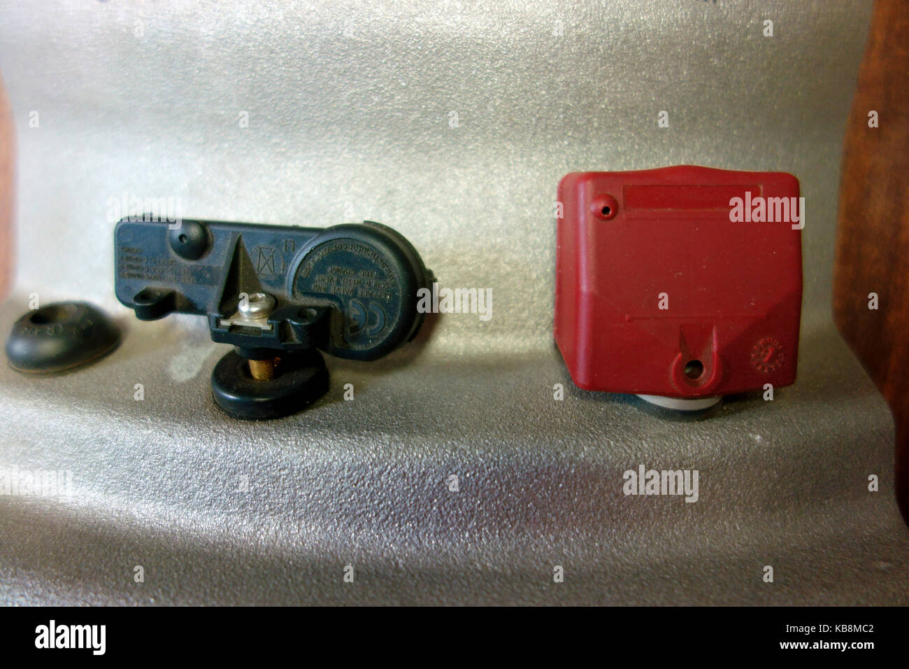 Bassa sensore di controllo pressione pneumatici moduli su uno stelo di valvola e cerchione Foto Stock