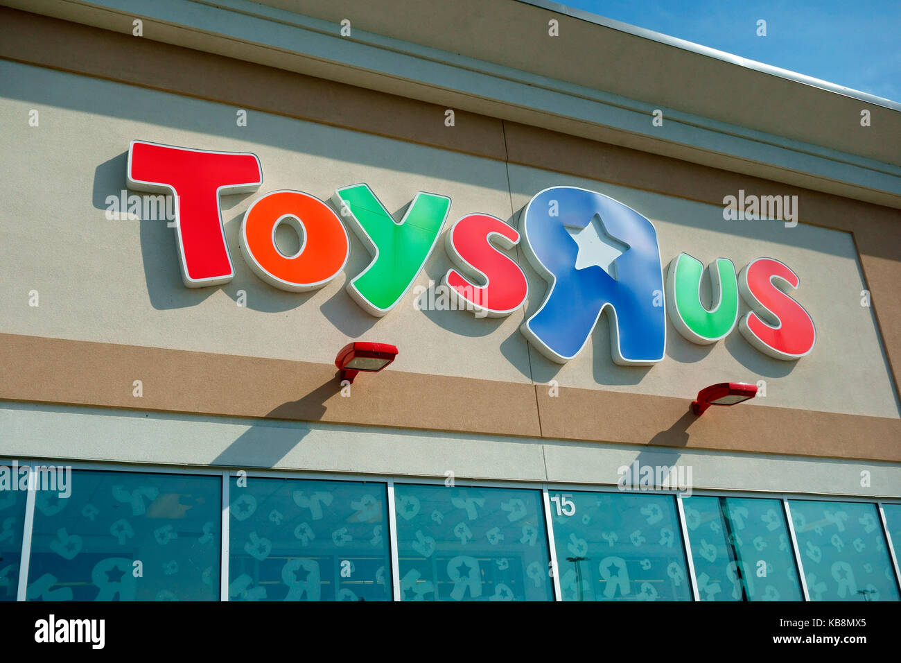 Un Toys R us segno su un negozio di fronte Foto Stock