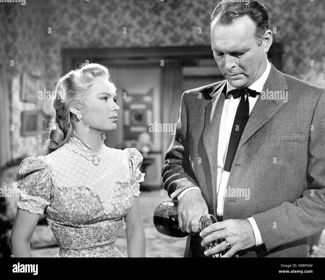 Stella in polvere, aka: Noch heute sollst Du hängen, USA 1956, Regie: Charles F. Haas, Darsteller: Mamie van Doren, Leif Erickson Foto Stock Stella in polvere, aka: Noch heute sollst Du hängen, USA 1956, Regie: Charles F. Haas, Darsteller: Mamie van Doren, Leif Erickson Foto Stock