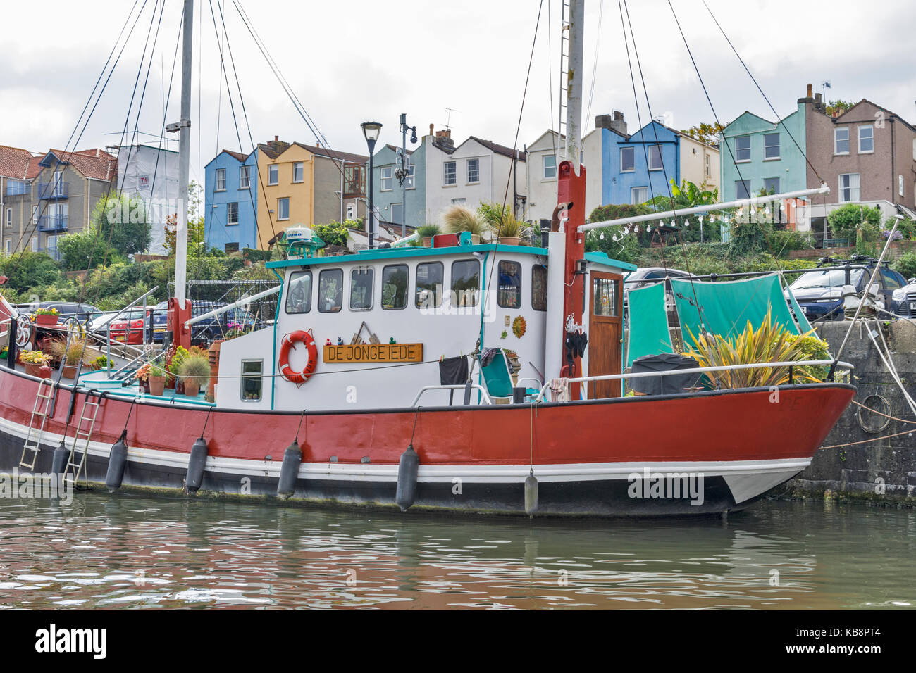 BRISTOL Inghilterra centro città occidentale HOTWELLS DOCK HOUSEBOAT CON GIARDINO IL DE JONGE IEDE Foto Stock